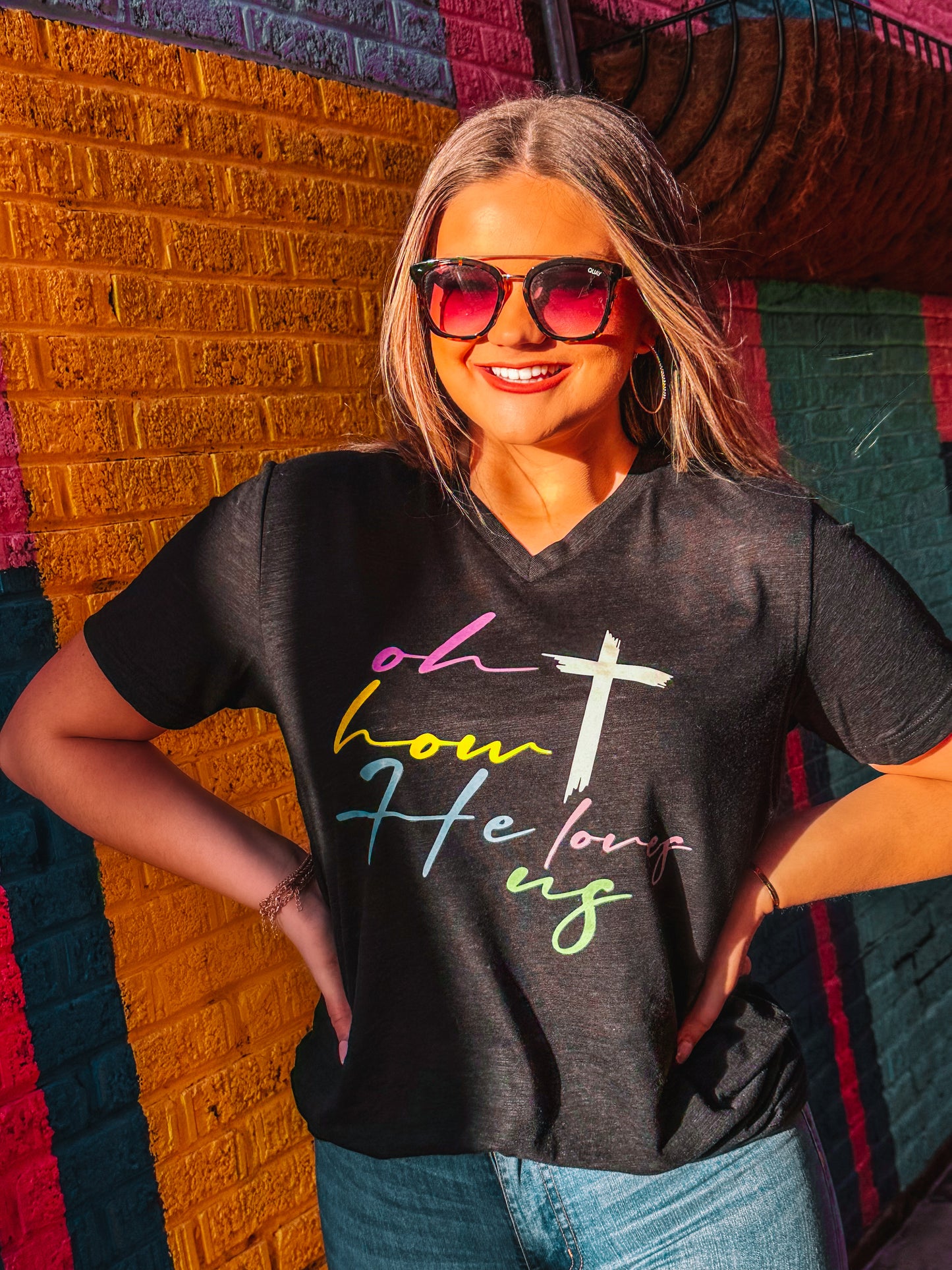 oh how He loves us V-Neck T-Shirt (Black)